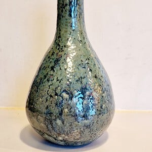 Bolle vaas met smal toelopende hals.
