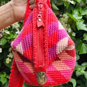 PST-buideltje, Mooi Rood, gehaakt met leer