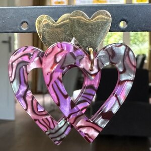 Hartjes oorbellen paars met oorsteker gouden hartje
