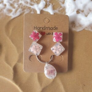 Glanzende Oorbellen en Ketting Set met Gedroogde Bloemen