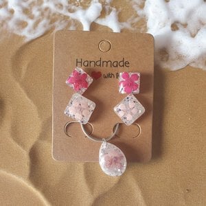 Glanzende Oorbellen en Ketting Set met Gedroogde Bloemen - Handgemaakte Sieraden in de kleuren roze.