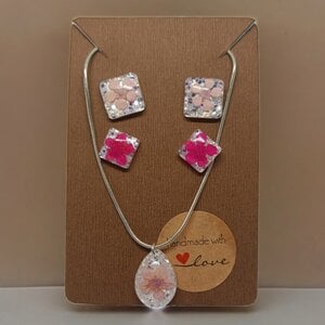 Glanzende Oorbellen en Ketting Set met Gedroogde Bloemen in de kleuren roze.