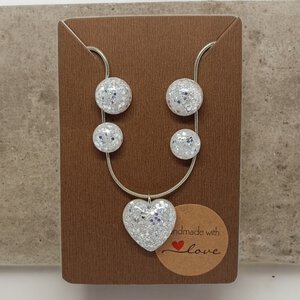 Glanzende Parelwitte Oorbellen en Ketting Set met Hartvormige Hanger