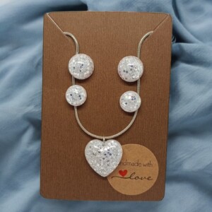 Glanzende Parelwitte Oorbellen en Ketting Set met Hartvormige Hanger