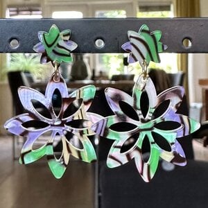 Groen met lila gemêleerde bloemen oorbellen