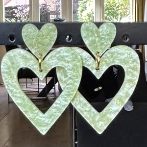 Hartjes oorbellen lichtgroen met oorsteker hartje