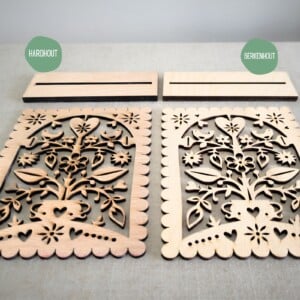 Houten Bloemen Kaart, Kunstwerk door de brievenbus (met kaarthouder).