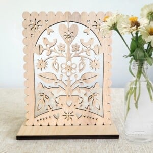 Houten Bloemen Kaart, Kunstwerk door de brievenbus (met kaarthouder).