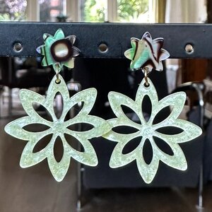 Lichtgroene bloemen oorbellen