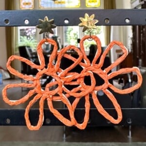 Oranje raffia oorbellen