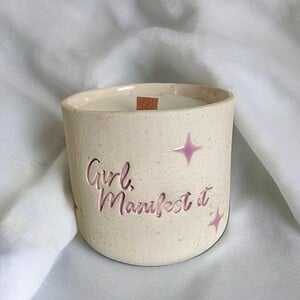 Handgemaakte Keramiek - Sojawaskaars - Girl Manifest it - Meisje Manifesteert Het