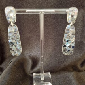 Epoxy oorbellen ‘recht’ ingelegd met gespiegeld glas