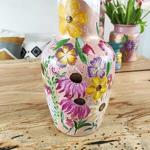 Speciaal voor Moederdag: Grote glazen vaas met een vrolijke variatie aan bloemen.
