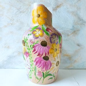 Speciaal voor Moederdag: Grote glazen vaas met een vrolijke variatie aan bloemen.