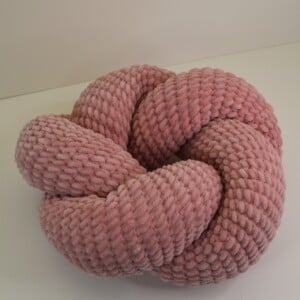 Gehaakte Knot Pillow/ Knoop Kussen klein: zacht velvet, enkele knoop en stijlvol voor jouw interieur!