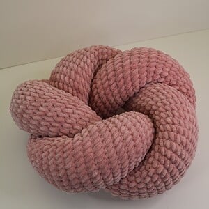 Gehaakte Knot Pillow/ Knoop Kussen klein: zacht velvet, enkele knoop en stijlvol voor jouw interieur!