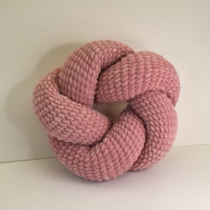 Gehaakte Knot Pillow/ Knoop Kussen klein: zacht velvet, enkele knoop en stijlvol voor jouw interieur!