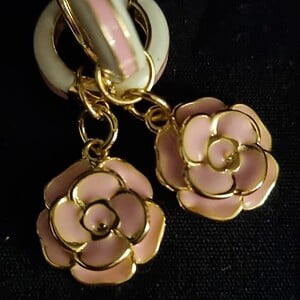 Vergulde creolen met bedel - roze