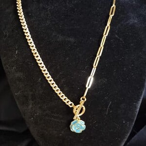 Vergulde ketting met bloem bedel - blauw