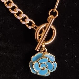 Vergulde ketting met bloem bedel - blauw
