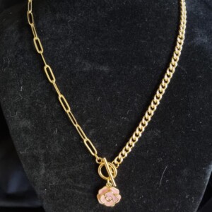 Vergulde ketting met bloem bedel - roze