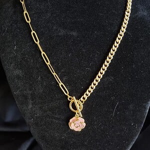 Vergulde ketting met bloem bedel - roze