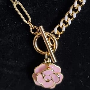 Vergulde ketting met bloem bedel - roze