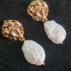 Vergulde oorbellen met dikke zoetwaterparel