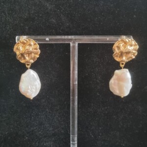 Vergulde oorbellen met dikke zoetwaterparel