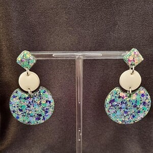 Epoxy oorbellen ‘stijlvol’ – glitter mint/lila