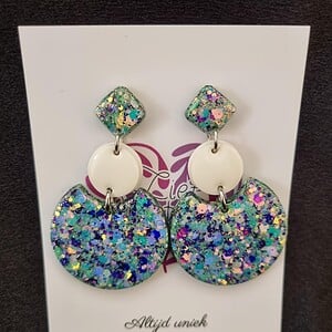 Epoxy oorbellen ‘stijlvol’ – glitter mint/lila