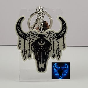 Boho koe schedel glow in the dark sleutelhanger