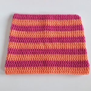 Gehaakte muts 'Coral & hot pink'