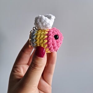 Gehaakte sleutelhanger 'Pansexual bee'
