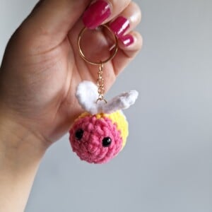 Gehaakte sleutelhanger 'Pansexual bee'