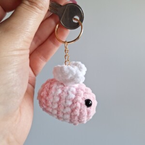 Gehaakte sleutelhanger 'Pink & white'