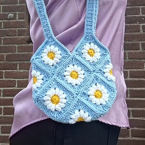 Gehaakte tas 'Baby blue daisy'
