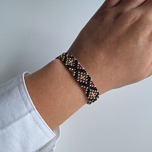 Geweven kralen armband 'Xoxo black & burgundy'