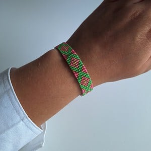 Geweven kralen armband 'Xoxo green & hot pink'