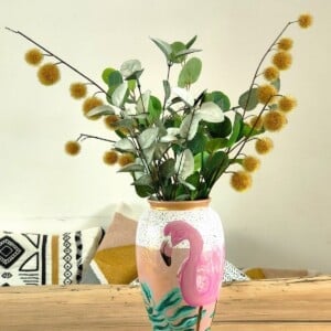 Handbeschilderde stenen vaas met roze flamingo en goud accenten
