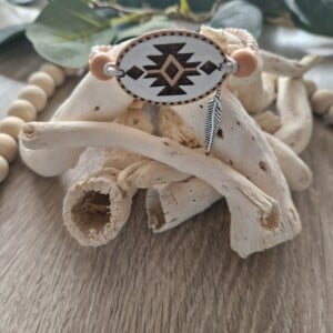 Handgeknoopte macramé armband met Aztek symbool
