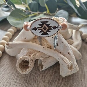 Handgeknoopte macramé armband met Aztek symbool