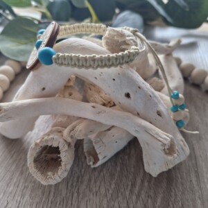 Handgeknoopte macramé armband met turquoise steen