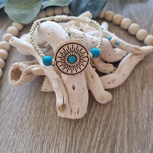 Handgeknoopte macramé armband met turquoise steen