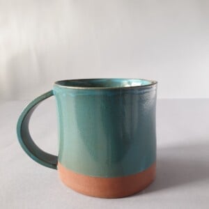 Handgemaakte mok van keramiek met blauw glazuur
