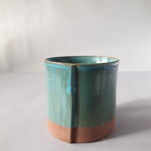 Handgemaakte mok van keramiek met blauw glazuur