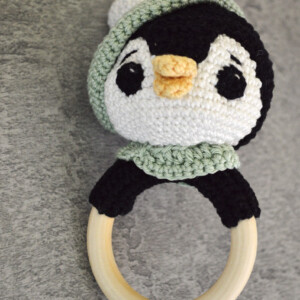 Rammelaar Pinguin, gehaakt in katoen, houten ring 7cm diameter, geschikt voor kinderen onder de 3jaar.
