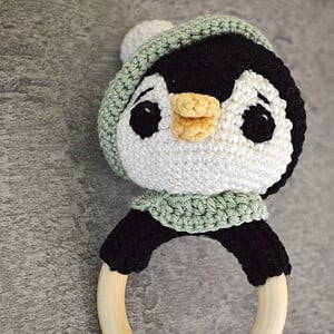 Rammelaar Pinguin, gehaakt in katoen, houten ring 7cm diameter, geschikt voor kinderen onder de 3jaar.