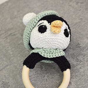 Rammelaar Pinguin, gehaakt in katoen, houten ring 7cm diameter, geschikt voor kinderen onder de 3jaar.