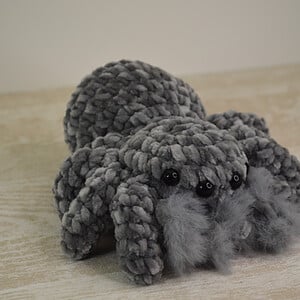 Zachte Spider-Spin knuffel: gehaakte velvet knuffels voor Halloween en spinnenliefhebbers,